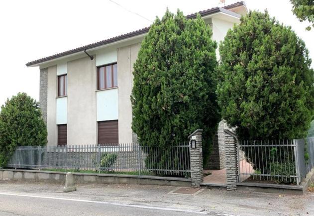 Casa Nebieu In Edificio Indipendente Nel Centro Di Monforte Monforte dʼAlba Extérieur photo